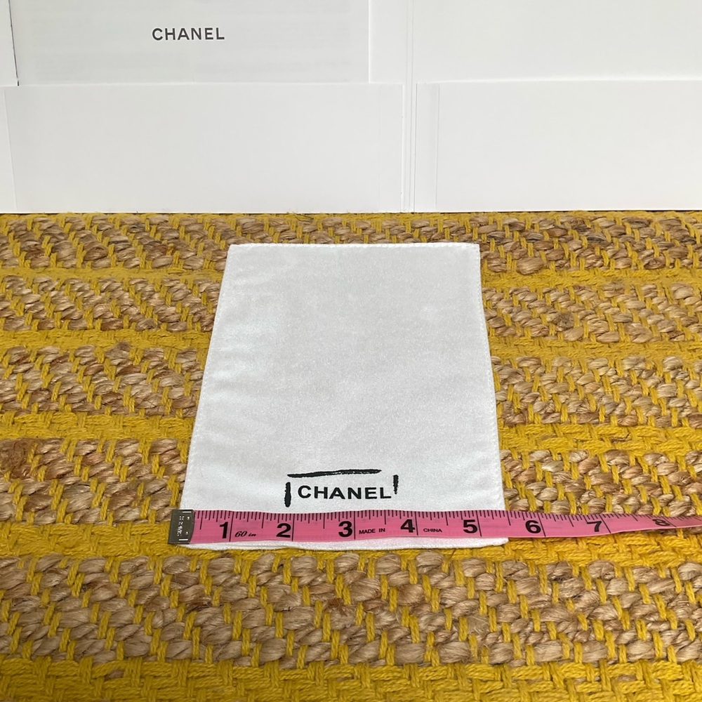 CHANEL Leather Care Micro CLEANING GLOVE Mitten - Picture 4 of 9